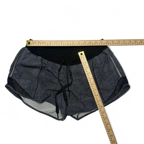 Lululemon Patterned Hotty Hot Low Rise Black Shorts Womens Size 8 Outdoors Run - Picture 4 of 5